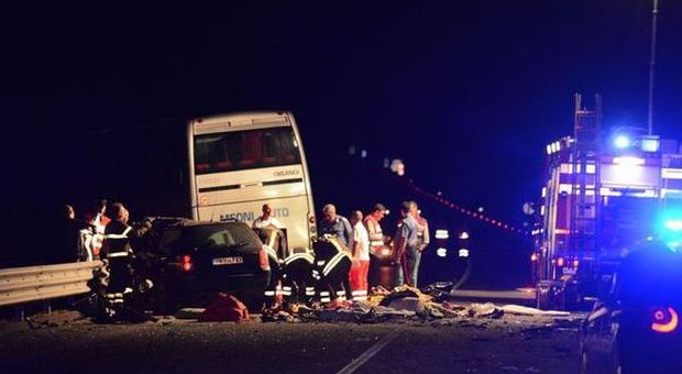 Gubbio, scontro auto-bus di linea: tre morti e 19 feriti
