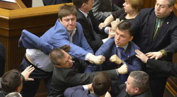 Ucraina, rissa in parlamento tra comunisti e nazionalisti VIDEO