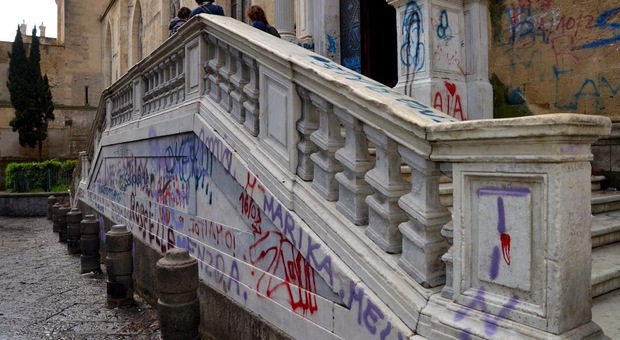 Napoli, atti vandalici sulla Chiesa di Santa Chiara, la denuncia di Borrelli «È inaccettabile, la città è in ginocchio!»