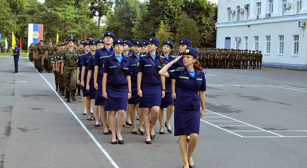 Putin schiera donne pilota appena diplomate: sono addestrate a guidare i bombardieri nucleari