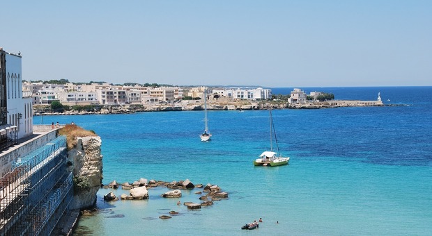 Puglia, i prezzi choc: una giornata al mare fino a 500 euro a famiglia. E i turisti scappano