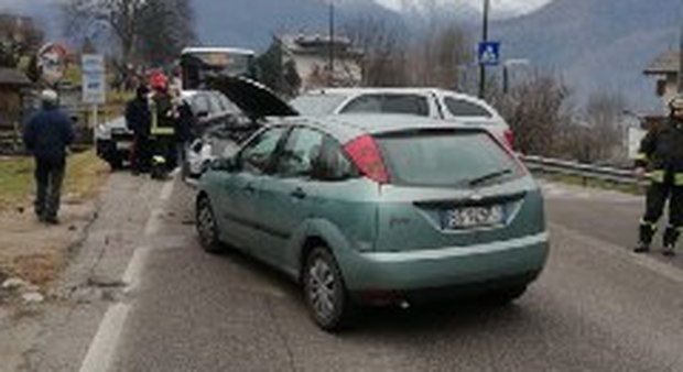 Incidente tra auto all'incrocio: i due conducenti all'ospedale