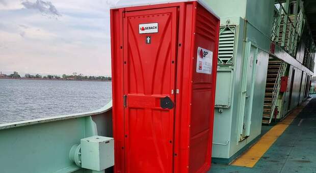 Il wc chimico sul ferry boat