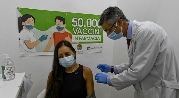 Covid, la terza dose del vaccino a Napoli: ecco chi può farla e come procedere