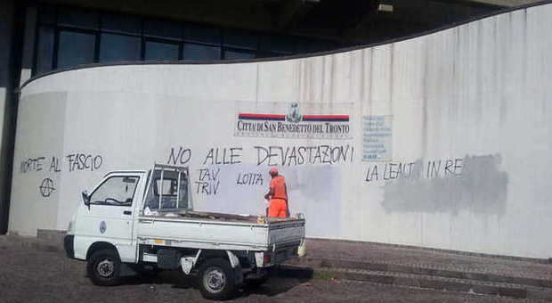 San Benedetto, vandali in azione Scritte sulle pareti esterne del Comune