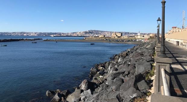 Napoli Est, dopo il mare è negata anche la passeggiata: rifiuti e barche abbandonate