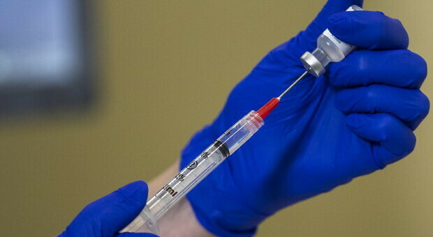Polemica sui vaccini, malati di cancro: «Perché siamo stati esclusi?»