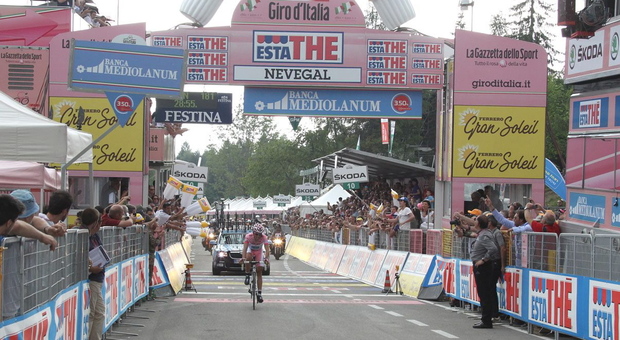 L'arrivo della tappa a cronometro del Giro d'Italia del 2011 sul piazzale del Nevegal: in giugno tocca agli Under 23
