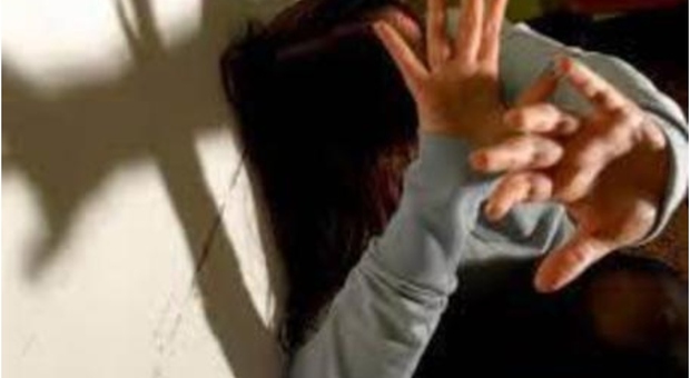 Abusi sessuali sulla figlia 13enne: arrestato professore di filosofia all'aeroporto di Fiumicino