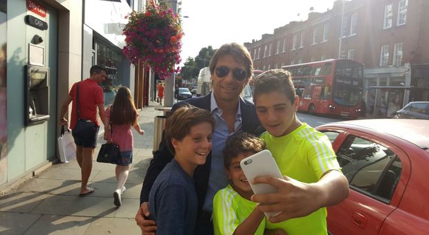 Chelsea, Conte e la nuova vita inglese del mister fra shopping, strette di mano e selfie con i fan