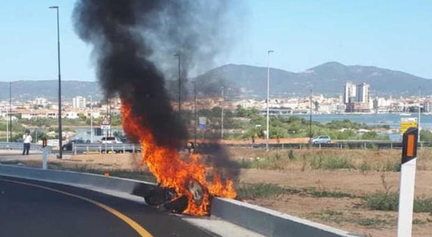 In fiamme la moto di Giorgio Gori: lui illeso, ma distrutto il portabagagli compreso il pc