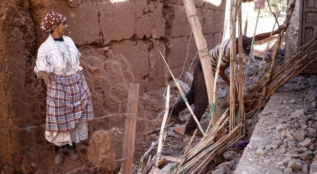 Terremoto Marocco, il dolore del bambino coperto di sangue: «Sono solo, mia mamma, mia nonna e i miei fratelli sono morti»