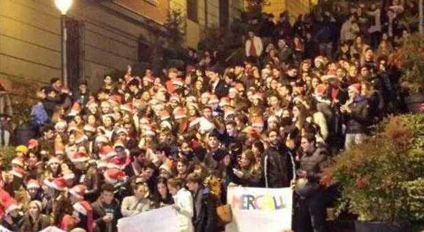 Napoli, studenti si «ribellano» alla preside e fanno il concerto di Natale in strada