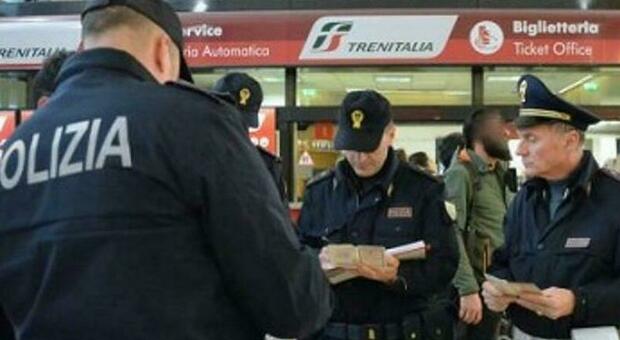 In manette alla stazione un 42enne condannato ad Ascoli: aggredisce un capotreno e si scaglia contro i poliziotti