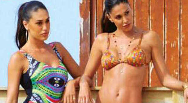 Belen e Cecilia, sfida di bellezza: sexy sorelle al mare a Ibiza