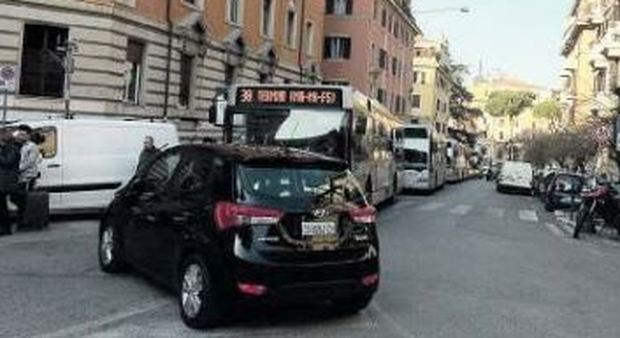 Roma, auto in sosta vietata blocca 10 bus al quartiere Trieste