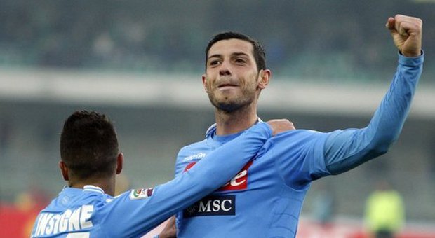 Napoli devastante: 3-0 al Verona nell'infuocato Bentegodi, gli azzurri restano in scia Roma