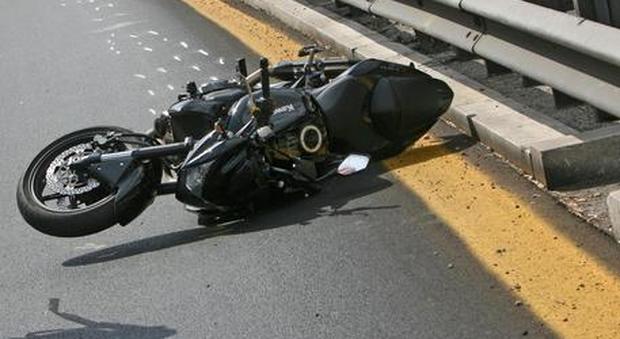 Si schianta con la moto contro un palo, Giovanni Luca muore a 20 anni