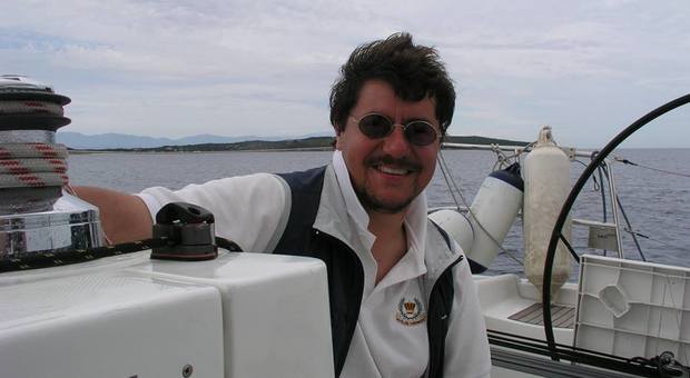 Farmacista di 47 anni ucciso da malore improvviso mentre naviga in barca a vela
