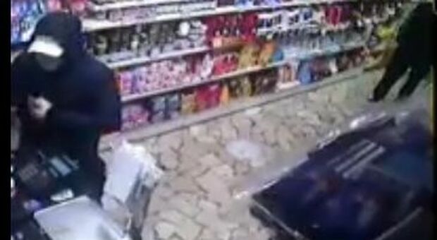 Napoli, rapina in un noto negozio di coloniali: il video finisce sui social