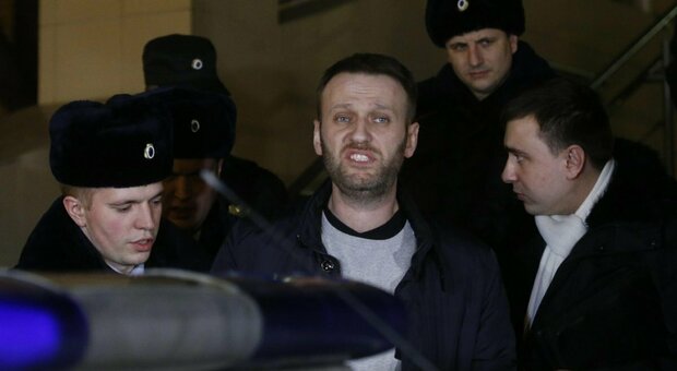 Navalny «è stato avvelenato, le sue condizioni sono critiche»: l'allarme sulla salute dell'oppositore di Putin