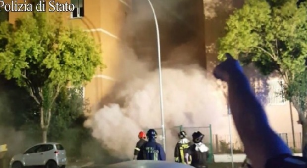 Paura a Roma, crolla palazzo: residenti saltano dalle finestre