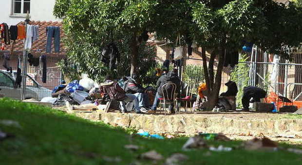 Colle Oppio, il parco dimenticato: torna la favela sgomberata un mese fa