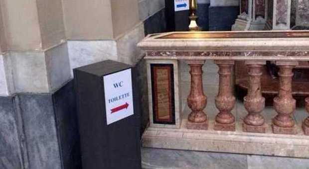 Palermo, il cartello del bagno sull'altare della cattedrale, turisti increduli