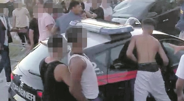 Niente sconti per la rissa fuori dalla discoteca e l'aggressione ai carabinieri: resta in carcere uno degli accusati