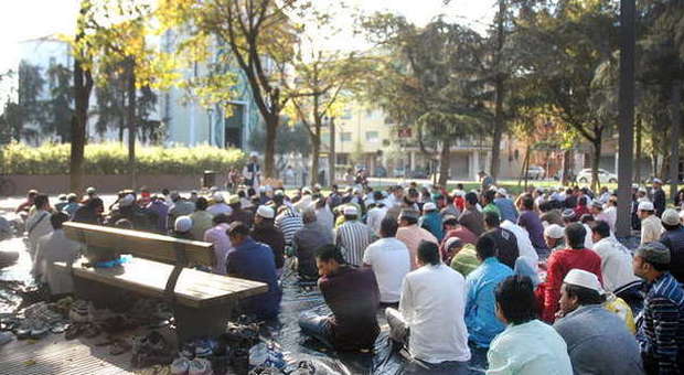 Svegliati dalle preghiere musulmane diffuse con gli altoparlanti: scoppia la protesta