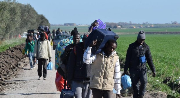 Migranti, ultimatum dell'Ue sui ricollocamenti: «Accoglienza o procedure di infrazione»