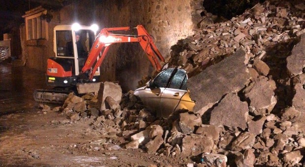Muro crolla su due auto in sosta, serata di paura a Castellabate