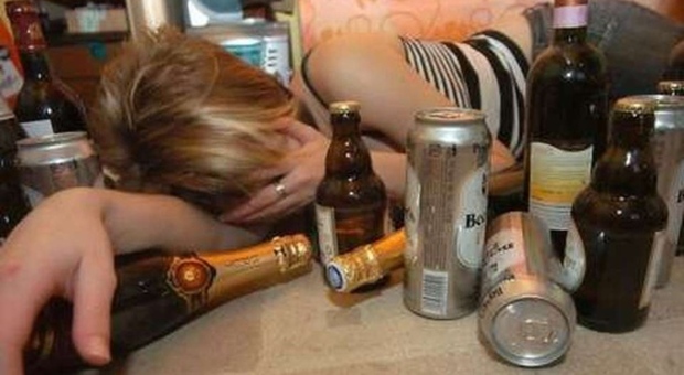 Si ubriaca e rischia la vita a 14 anni: "Casi in aumento". Ed è allarme binge-drinking: ecco cos'è