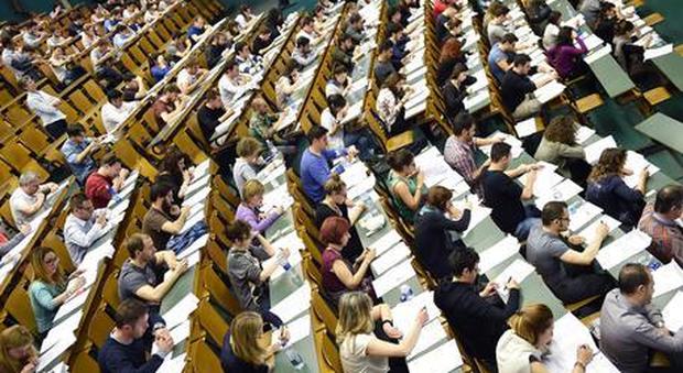 Le Università ripartono a settembre con didattica alternata, Manfredi: «No al plexiglaass, pronti anche tagli alle tasse»