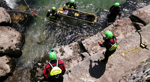 Uomini del soccorso alpino impegnati in esercitazioni di recupero nel Brenta