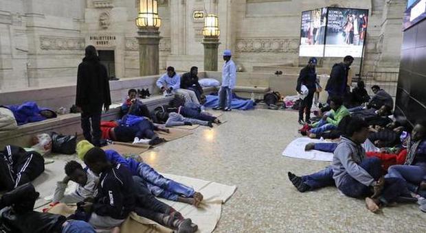 Scoppia l'allarme scabbia tra i profughi in stazione a Milano. Il Comune: "Quattro casi sospetti in ospedale"
