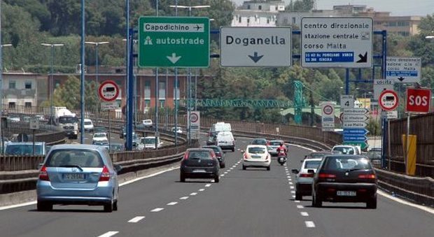 Napoli: truffa specchietto e fuga contromano in Tangenziale, in auto due bambine