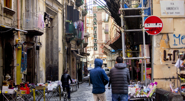 Napoli mercatino del falso: fermato alla Duchesca con grandi griffe contraffatte