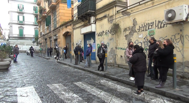 Riapertura scuole a Napoli, il primo giorno alle medie tra paure e sorrisi