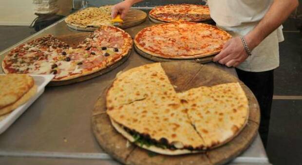 Choc in pizzeria: bimbo rischia di soffocare, decisiva la manovra salvavita del titolare