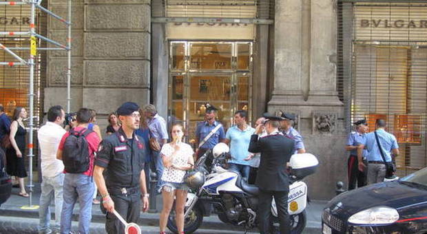 Napoli, rapina alla gioielleria Bulgari in centro: maxibottino di 500mila euro