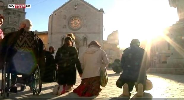 Terremoto, i fedeli pregano a Norcia: in ginocchio di fronte alle macerie della chiesa