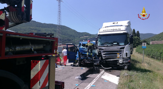 Spaventoso incidente: furgone sbatte addosso al camion: due feriti gravi