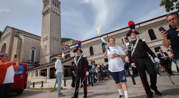 Universiadi, la torcia in Campania: Basile tedoforo a sorpresa