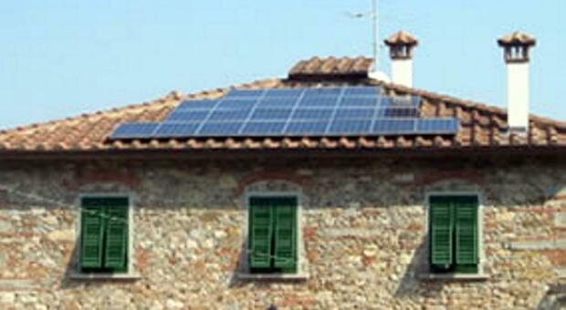 Un'abitazione con pannelli solari sul tetto