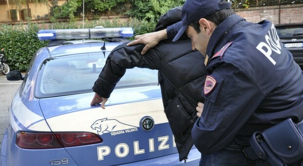 Porta Capuana, rapina due cellulari e aggredisce i poliziotti: arrestato