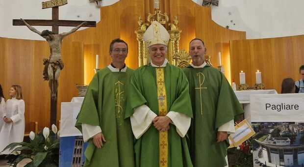 Da sinistra don Alessio Cavezzi, il vescovo Gianpiero Palmieri, don Devis Bertuzzi