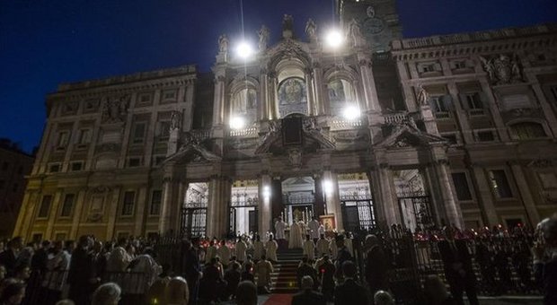 Corpus Domini, papa Francesco benedice la folla a Santa Maria Maggiore: non svilirsi, liberarsi dalla corruzione