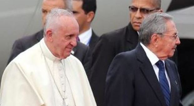 Avana, papa atterra a Cuba, accolto da Raul Castro