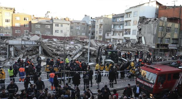 Istanbul, crolla un palazzo: 2 morti. Tra le vittime un bimbo di 5 anni